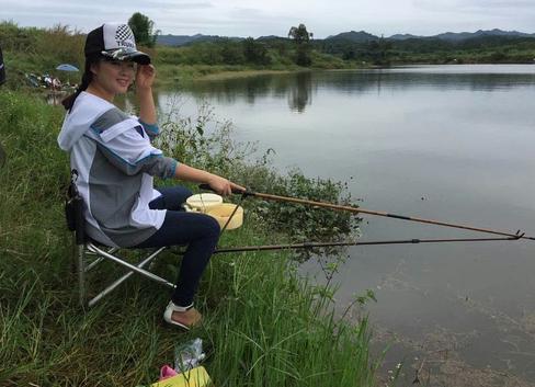 美女釣魚(yú)的1段精彩經(jīng)歷!每次魚(yú)獲都不低于23斤!