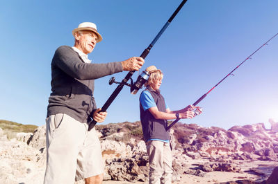 老人與孫子釣魚圖片-老人與孫子在釣魚素材-高清圖片-攝影照片-尋圖免費 .
